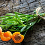 Présentation de l'aromate, le Romarin et fruit l'abricot composant la fragrance