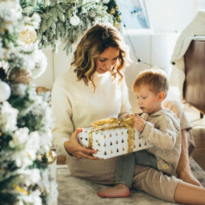 Offrir un cadeau scène de noël